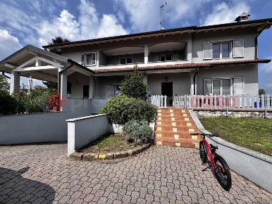 Foto Villa unifamiliare in beati, Castelletto sopra Ticino di 500 m²
