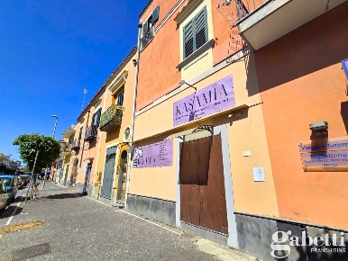 Foto Negozio in Via ROMA 00, Pomigliano d'Arco Centro di 35 m² con 1 locali
