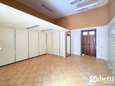 Foto Negozio in Via ROMA 00, Pomigliano d'Arco Centro di 35 m² con 1 locali