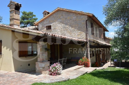 Foto Rustico in Via San Martino in Colle 6, Gubbio di 450 m² con 8 locali