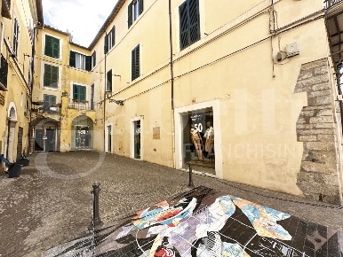 Foto Negozio in Piazza Matteotti 54, Civita Castellana Centro di 200 m²