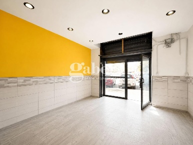 Foto Negozio in Piazza DEI GERANI 46, Roma Centocelle di 31 m² con 2 locali