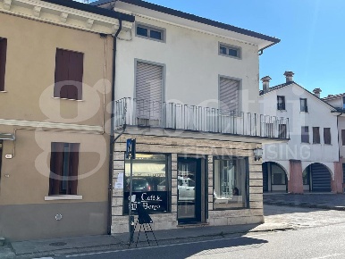 Foto Casa indipendente in Via Gianni Cecchin 33, Marostica Centro di 240 m²