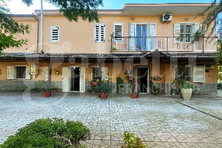 Foto Casa indipendente in Catone, Bellona Centro di 200 m² con 5 locali