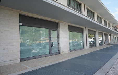 Foto Negozio in Via Tifernate, Gubbio Centro di 100 m² con 1 locali