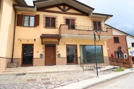 Foto Negozio in Via della Posta, Gubbio Mocaiana di 105 m² con 1 locali