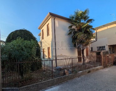 Foto Villa singola in Via Tiziano Vecellio 22, Padova di 180 m² in vendita