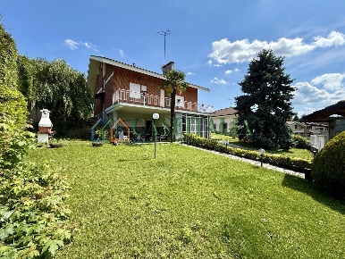 Foto Villa unifamiliare in Via Ugie 5, Rosta di 310 m² con 8 locali
