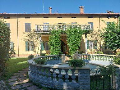 Foto Attività commerciale a Nonantola di 1070 m² con 19 locali in vendita