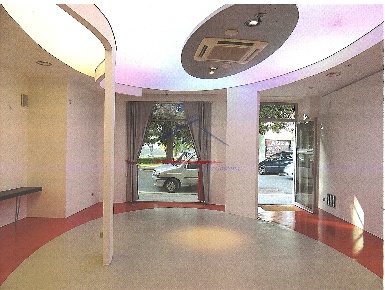 Foto Locale commerciale a Arezzo di 120 m² con 3 locali in affitto