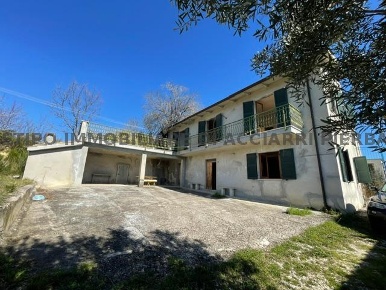 Foto Casa indipendente a Montefiore dell'Aso di 200 m² con 7 locali