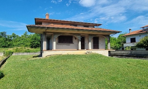 Foto Casa indipendente a Aulla Centro di 180 m² con 5 locali in vendita