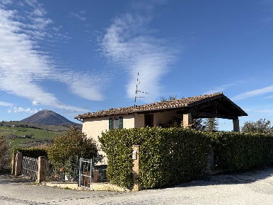 Foto Villa unifamiliare in Località Lujano, Camerino di 163 m² con 5 locali