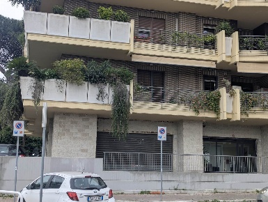 Foto Negozio in Via Villa di Faonte 75, Roma Tufello di 46 m² con 2 locali