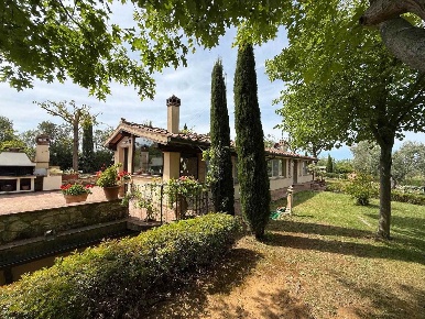 Foto Villa unifamiliare a Cecina Cecina Centro di 280 m² con 6 locali