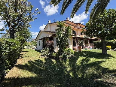 Foto Villa unifamiliare a Cascina Navacchio Nord - Zambra di 338 m²