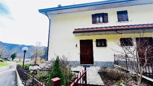 Foto Villa bifamiliare a Zogno Centro di 100 m² con 4 locali in vendita