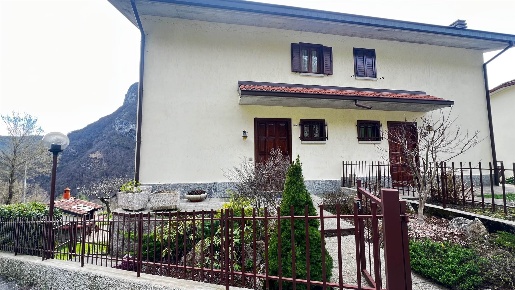 Foto Villa bifamiliare a San Pellegrino Terme Centro di 100 m² con 4 locali