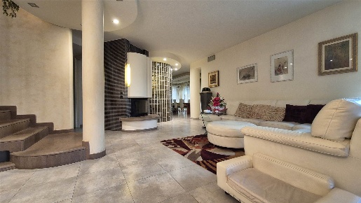 Foto Villa bifamiliare a Cascina Navacchio Nord - Zambra di 300 m²