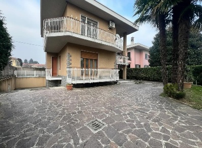 Foto Villa unifamiliare a Cairate Centro di 268 m² con 4 locali in vendita