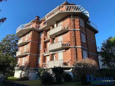 Foto Appartamento a Massa Marina di Massa Centro di 75 m² con 5 locali
