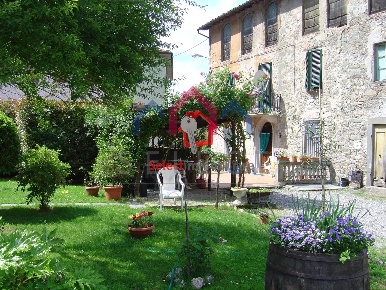 Foto Case semi ndipendenti a Borgo a Mozzano Chifenti di 400 m² in vendita