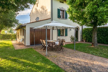 Foto Villa bifamiliare a Santa Maria a Monte Centro di 198 m² con 8 locali
