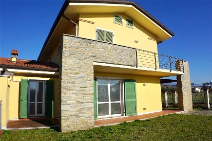 Foto Villa a schiera a Carrara Avenza di 110 m² con 4 locali in vendita