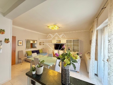 Foto Appartamento a Carrara Avenza di 90 m² con 4 locali in vendita