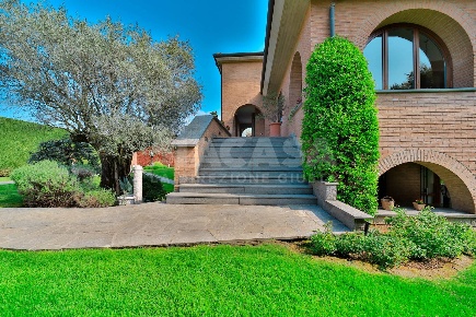 Foto Villa unifamiliare in Via Silvio Pellico 32, Bernareggio di 526 m²