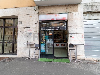 Foto Locale commerciale in Piazza Cesare Cantu' 5, Roma Furio Camillo