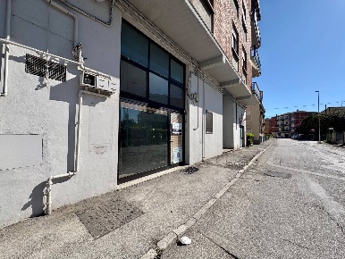 Foto Locale commerciale in VIA BENEDETTO CROCE 14, Fabriano Centro di 90 m²