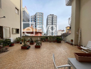 Foto Appartamento in via Udine, Lignano Sabbiadoro Centro di 260 m²