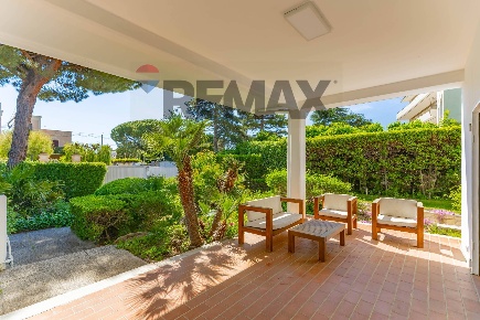 Foto Villa unifamiliare in Corso Alcide De Gasperi 513F, Bari di 202 m²