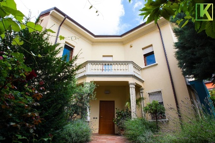 Foto Villa unifamiliare a Gallarate con 7 locali in vendita