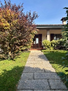 Foto Villa unifamiliare a Curtatone Eremo di 250 m² con 7 locali in vendita
