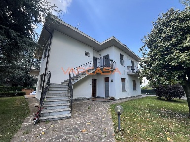 Foto Appartamento in VIA RAFFAELLO, Urgnano Centro di 187 m² con 5 locali