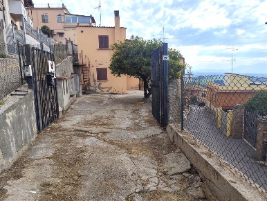 Foto Casa indipendente in Via Gandhi, Lanuvio Centro di 120 m² con 6 locali