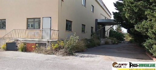 Foto Locale commerciale a Termini Imerese di 700 m² con 20 locali