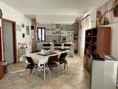Foto Appartamento in Via Del Fontanone, Azzate Centro di 90 m² con 3 locali