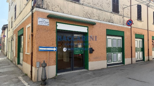 Foto Negozio in VIA ORIANI, Faenza di 210 m² con 3 locali in vendita