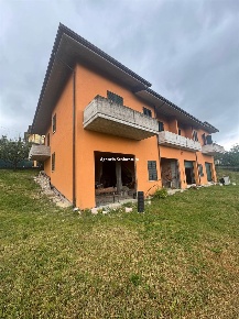 Foto Villa bifamiliare a Sassocorvaro Auditore di 300 m² con 15 locali