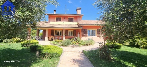 Foto Villa unifamiliare a Bellaria-Igea Marina di 320 m² con 12 locali