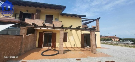 Foto Villa bifamiliare a Cesena di 330 m² con 5 locali in vendita