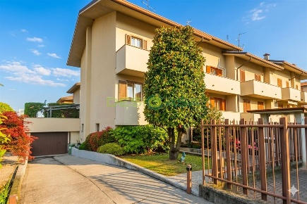 Foto Villa a schiera in Via dei Mariani, Desio di 225 m² con 5 locali