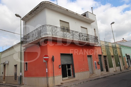 Foto Negozio in Via Chidro 18, Manduria Centro di 40 m² con 2 locali