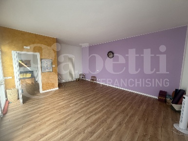 Foto Negozio in Via VIA  PLINIO snc, Erba Centro di 60 m² con 2 locali