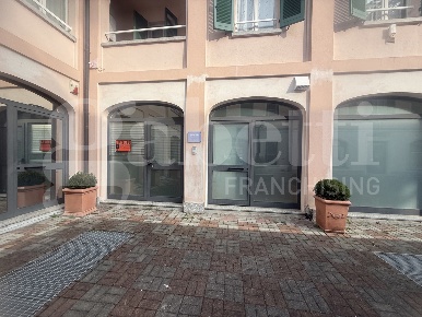 Foto Negozio in Via VIA  MATTEOTTI 43, Asso Centro di 60 m² con 2 locali