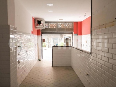 Foto Negozio in Leopoldo Traversi, Roma Garbatella di 39 m² con 2 locali
