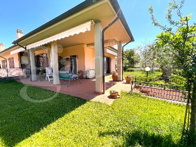 Foto Villa bifamiliare in Rossellini, Follonica di 150 m² con 5 locali
